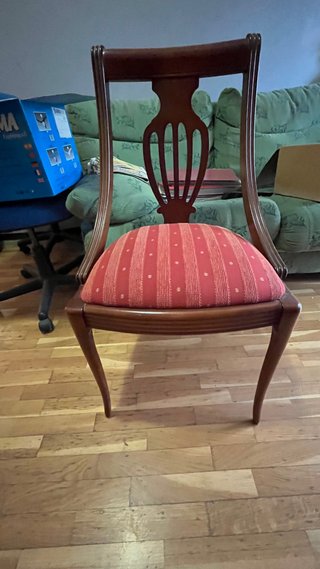 Seis sillas de madera tapizadas