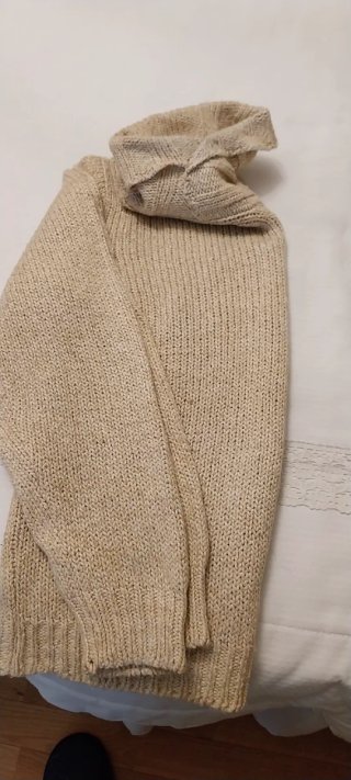 Jersey de hombre cuello alto beige punto grueso.