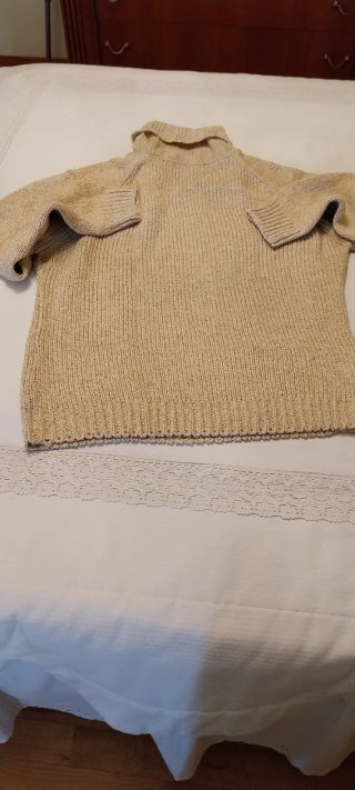 Jersey de hombre cuello alto beige punto grueso.