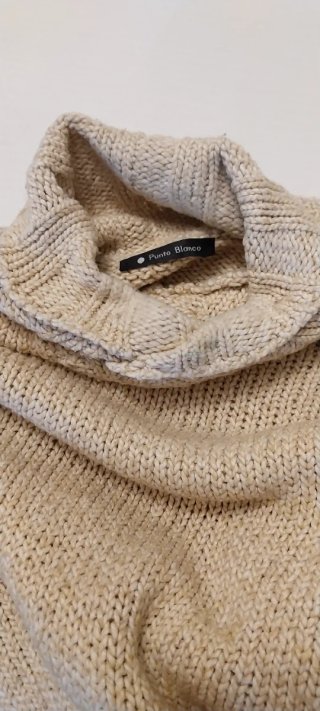 Jersey de hombre cuello alto beige punto grueso.