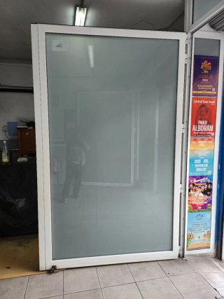 Puerta de Cristal con Marco Blanco