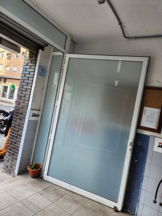Puerta de Cristal con Marco Blanco