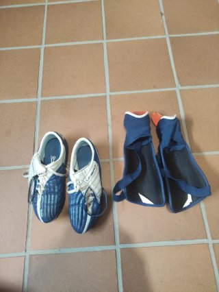 Botines de fútbol Umbro y espinilleras