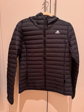 Chaqueta Adidas Varilite negra con capucha – Mujer