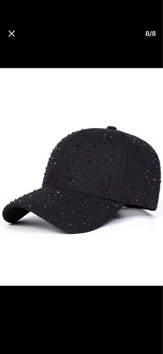 Gorra negra con pedrería