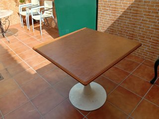 Mesa de comedor madera y base blanca