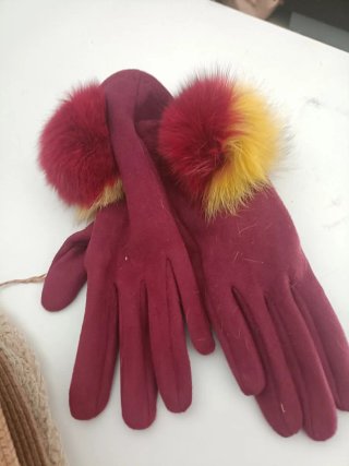 Guantes de mujer con pompón