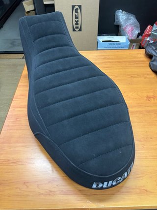 Asiento Ducati Scrambler en Alcántara