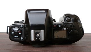 Cámara Nikon F-801s con dos objetivos
