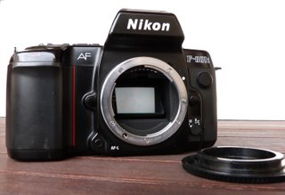 Cámara Nikon F-801s con dos objetivos