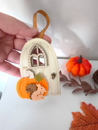 Decorazione porta elfi autunnale con zucca