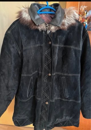 Abrigo Nobuck Negro con Cuello Peludo