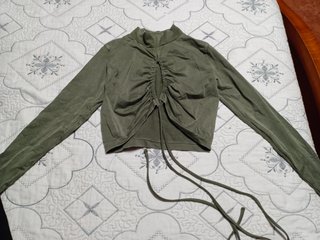 Top verde cuello alto fruncido
