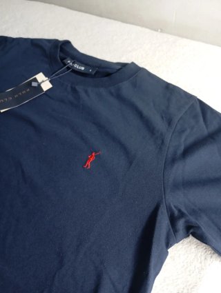 Camiseta Polo Club azul marino con logo rojo