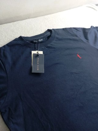 Camiseta Polo Club azul marino con logo rojo