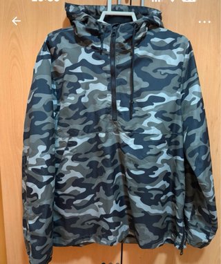 Cortavientos camuflaje gris y verde