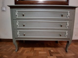 Cómoda antigua de madera
