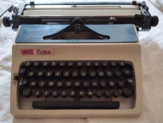 Máquina de escribir vintage Daro Erika Modelo 41