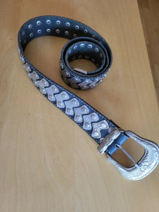 Cinturón de Cuero Negro con Detalles Metálicos