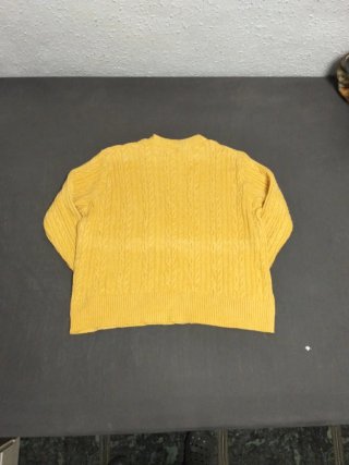 Jersey amarillo trenzado cuello alto