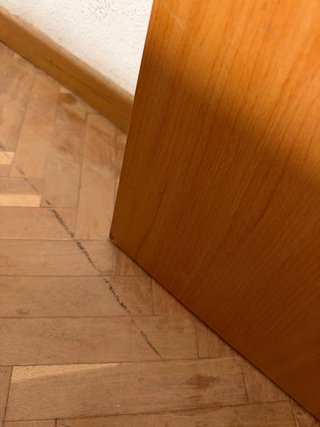 Scrivania in legno massello con design elegante