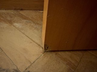 Scrivania in legno massello con design elegante