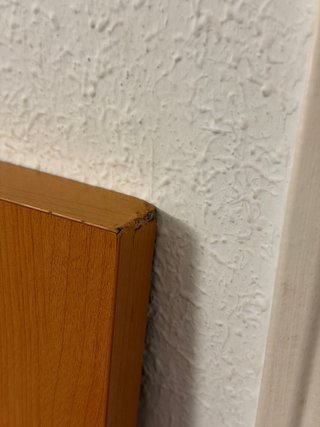 Scrivania in legno massello con design elegante