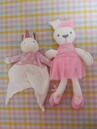Doudou y muñeca bebé unicornio y conejo