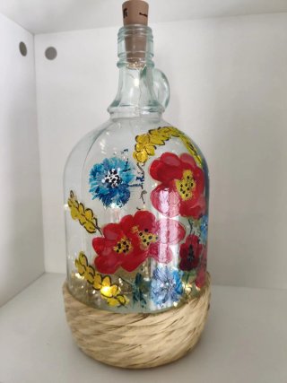 Bottiglia decorata a mano con fiori e luci