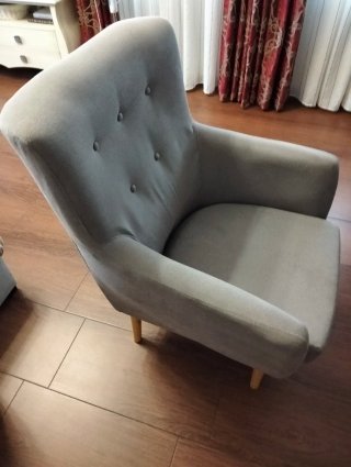 Sillón de tela gris