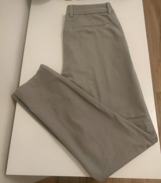 Pantalón chino Boss gris talla 32-32.