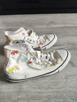 Converse blancas con flores