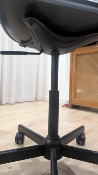 Silla IKEA Mod LOBERGET negra con cojín compañero