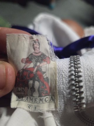 Traje de flamenca blanco y morado. Recoger in situ