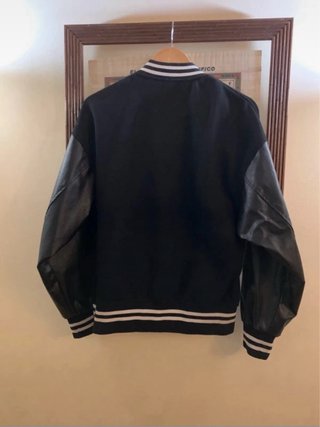 Chaqueta Bomber Negra Estilo Varsity