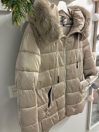 Abrigo dorado con capucha y pelo