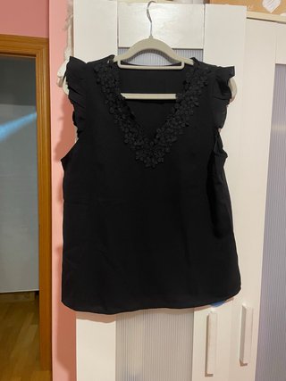 Blusa negra con encaje