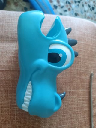 Cabeza dinosaurio patinete azul