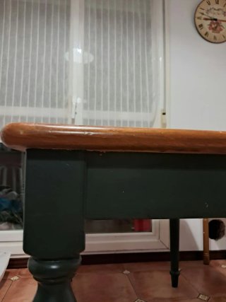 Mesa de cocina,con azulejos de 15x15 en verde.