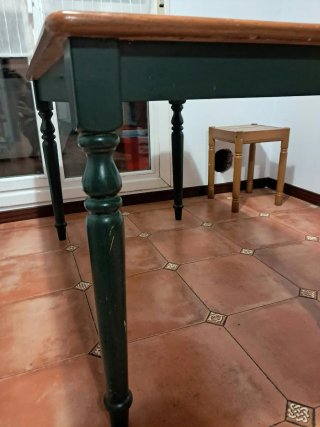 Mesa de cocina,con azulejos de 15x15 en verde.