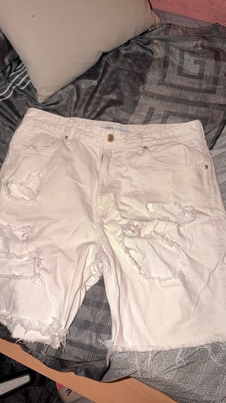 Bermuda blanca rota hombre
