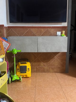Mueble colgante de piedra gris