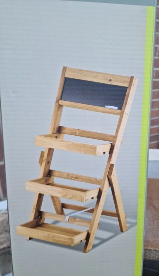 Estantería de madera con pizarra