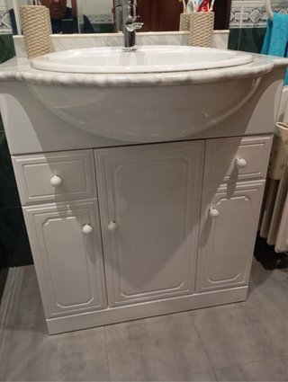 Mueble de baño con lavabo y mármol