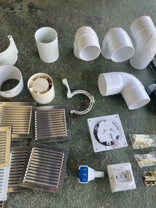 Lote de rejillas metálicas y accesorios de PVC