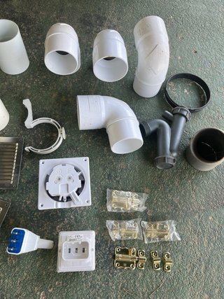 Lote de rejillas metálicas y accesorios de PVC