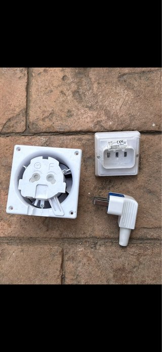 Lote de rejillas metálicas y accesorios de PVC
