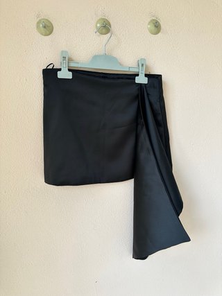 Falda Zara satinada negra