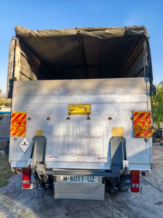 Camión Nissan Blanco