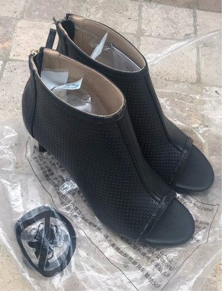 Stivaletti donna traforati con zip
